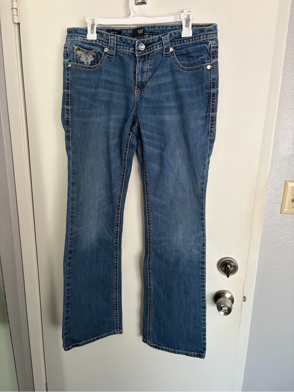 Stylish Boot-Cut Jeans in Medium Blue - Comfortable Everyday Fit